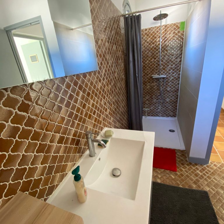 Villa PaulAna chambres d'hôtes naturistes Cap d'Agde, salle de douche naturiste partagée