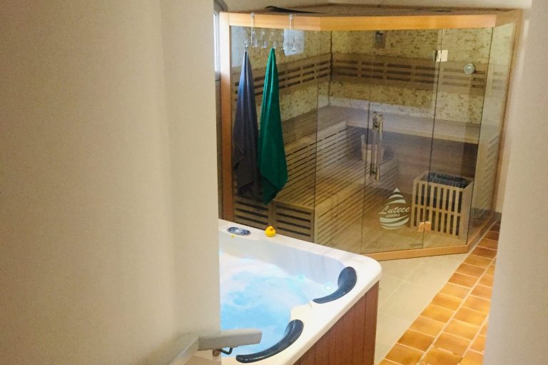 Villa PaulAna chambres d'hôtes naturistes Cap d'Agde, salle de détente avec sauna et Jaccuzzi