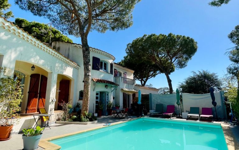 Villa PaulAna chambres d'hôtes naturistes Cap d'Agde, piscine naturiste avec le plaisir de se baigner nu ou être nu au soleil
