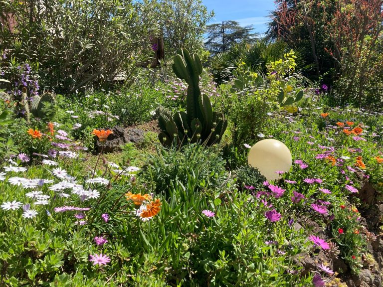 Villa PaulAna chambres d'hôtes naturistes Cap d'Agde, jardin fleuri