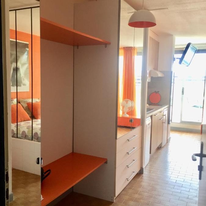 Villa PaulAna chambres d'hôtes naturistes Cap d'Agde, Village naturiste Héliopolis studio naturiste entreée, kitchenette salon et terrasse
