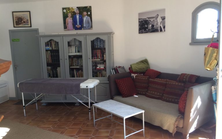 Villa PaulAna chambres d'hôtes naturistes Cap d'Agde, entrée salon de rencontre avec livres, BD, CD DVD et télévision
